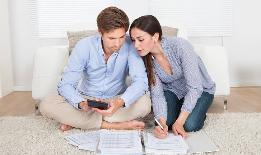 Pāris apsver refinansēšanas pakalpojumu, pārskatot finansiālo stāvokli.