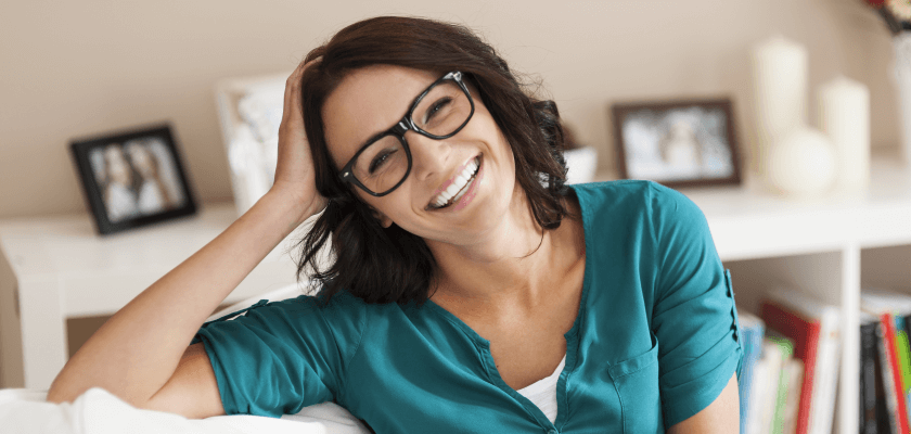 Smaidīga sieviete ar brillēm