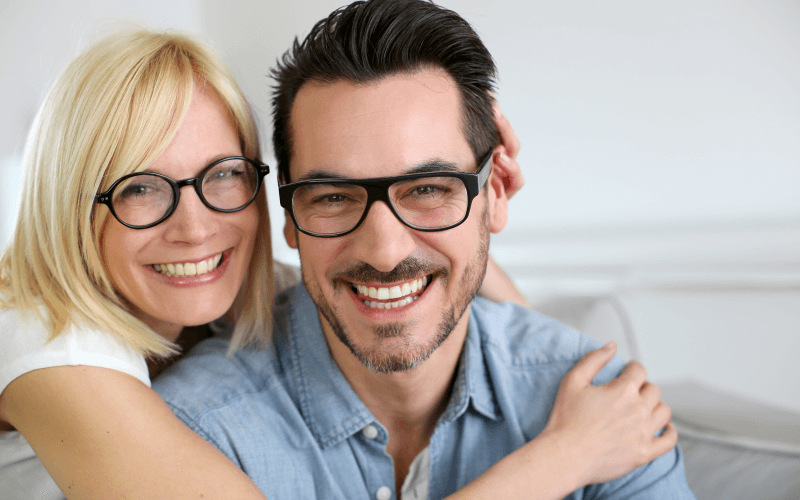 Sieviete ar vīrieti ir priecīgi, jo tikuši pie jaunām brillēm
